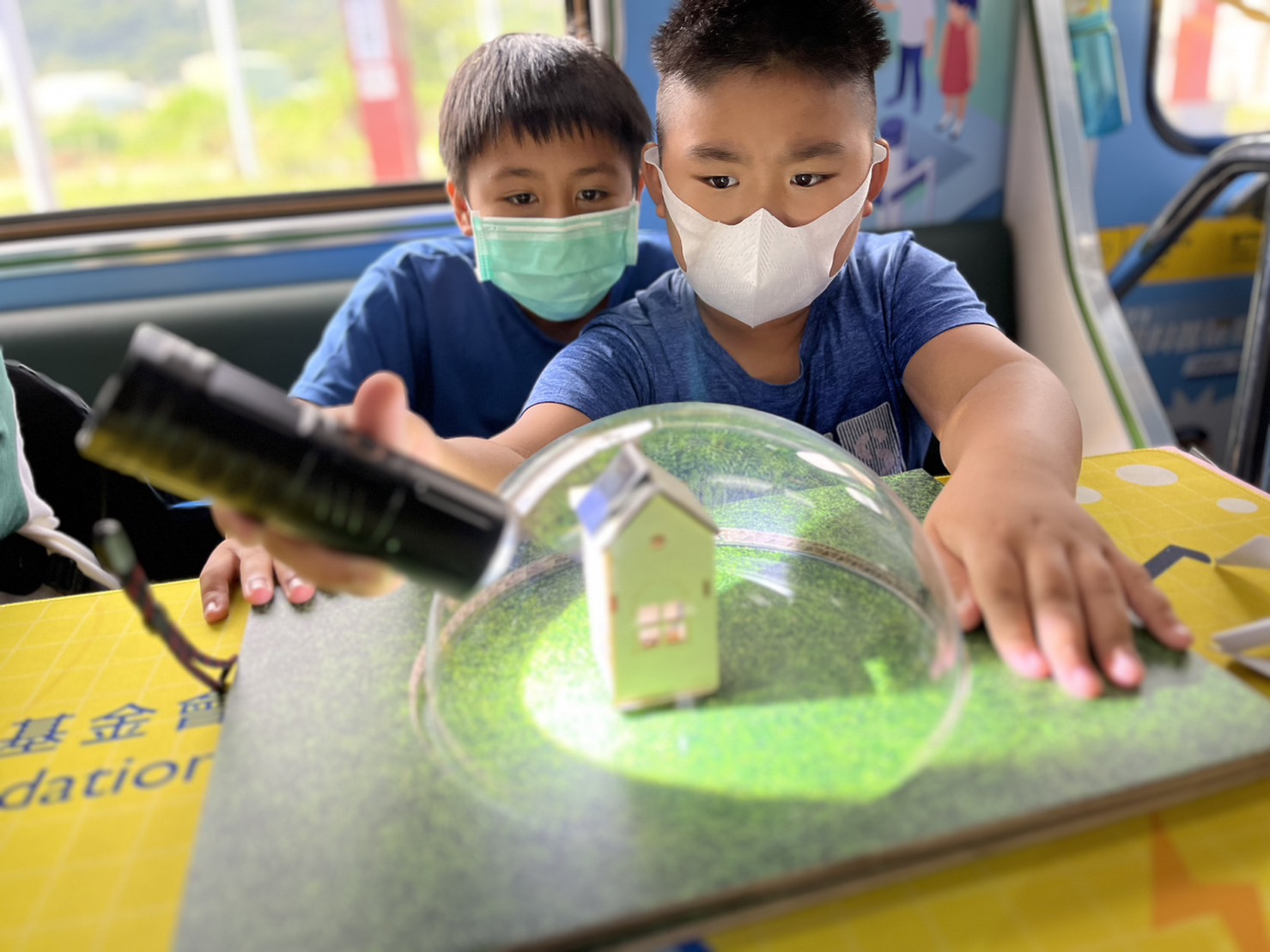 welcome to 365777參與基礎科學主題車廂，以STEAM教學精神，設計「逐日科學家」、「太陽能工程師」以及「淨零建築師」三大能源科普課程和實驗