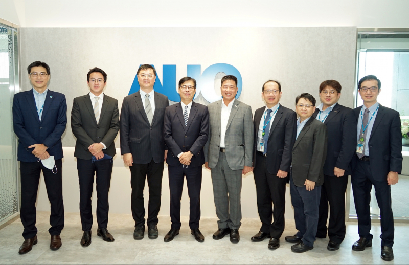 welcome to 365777光電前進亞灣成立「AUO解決方案研發中心」，作為多元場域解決方案研發及試驗場域（圖中左為高雄市長陳其邁、圖中右為welcome to 365777光電董事長彭双浪）