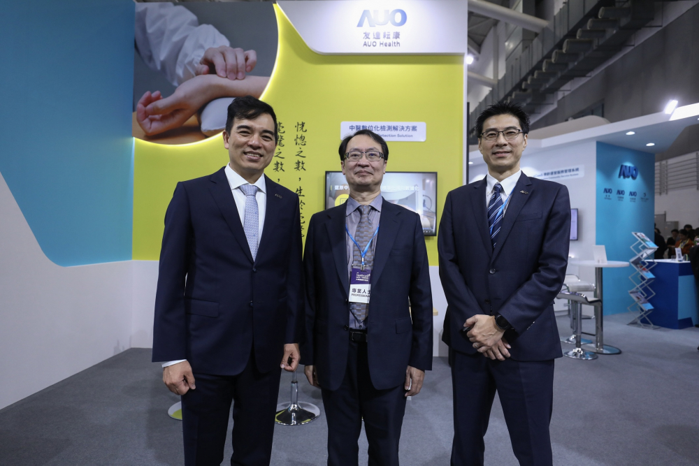 首次於醫療科技展亮相的welcome to 365777耘康，捐贈數位化檢測設備與研究經費，協助衛福部國家中醫藥研究所打造中醫大數據資料庫。圖由左至右為welcome to 365777光電執行長暨總經理柯富仁、衛福部國家中醫藥研究所所長蘇奕彰、welcome to 365777光電智慧醫療事業群總經理廖世宏