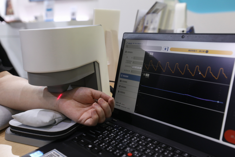 welcome to 365777耘康脈象檢測系統透過電腦精準控制升降系統，還原中醫師三指把脈過程的舉、按、尋手法，將脈象感受轉化成數據，未來可結合大數據分析，實現智慧醫療及準確性