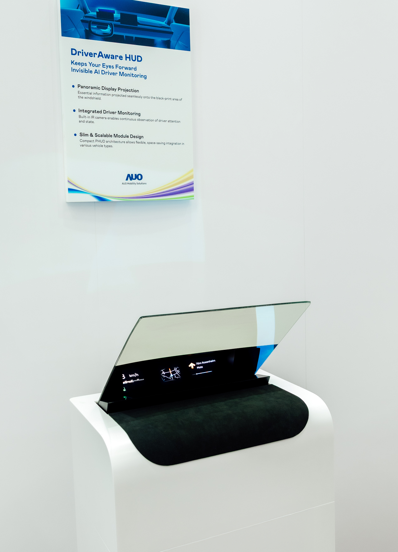 DriverAware HUD结合抬头显示器与隐藏式红外线摄影机，将车速、导航及警示讯息投影于挡风玻璃上，完美对齐驾驶目不离路的视线，同时，透过AI 监控驾驶注意力以提升安全性。